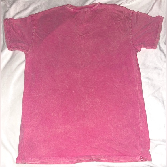 𝐇𝐨𝐥𝐥𝐢𝐬𝐭𝐞𝐫 𝐌𝐞𝐝𝐢𝐮𝐦 𝐏𝐢𝐧𝐤 𝐁𝐚𝐫𝐛𝐢𝐞 𝐋𝐨𝐠𝐨 𝐒𝐡𝐨𝐫𝐭 𝐒𝐥𝐞𝐞𝐯𝐞𝐝 𝐓-𝐒𝐡𝐢𝐫𝐭 - 𝐖𝐨𝐫𝐧 𝐎𝐧𝐜𝐞 - Picture 2 of 2